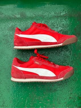 Poppy red pumas
